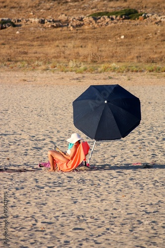 In spiaggia da solo leggendo un buon libro