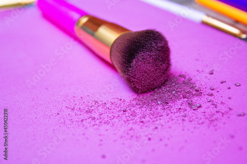 BROCHA CON POLVO MORADO EN SALÓN DE BELLEZA