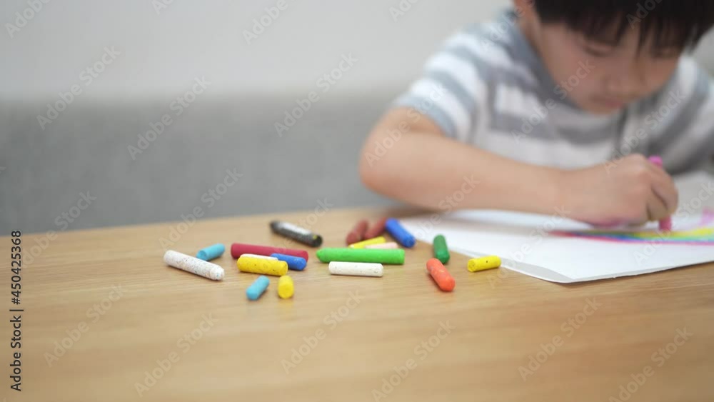 お絵かきする男の子 お絵かきする男の子