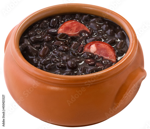 Cumbuca de barro cheia de feijoada em fundo branco isolado.