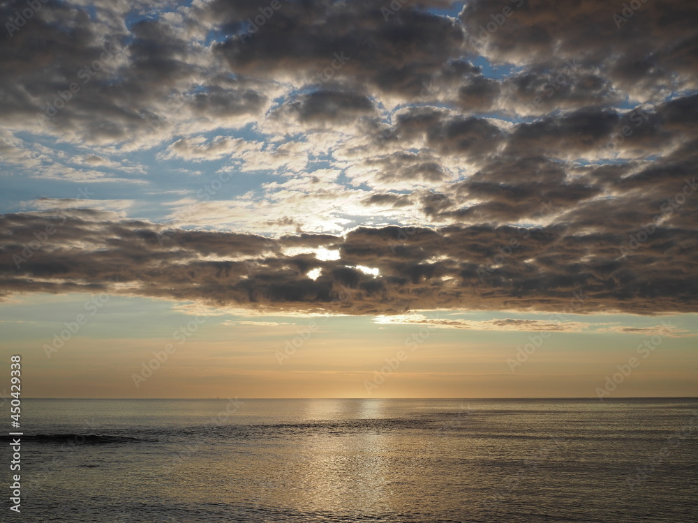 Obraz premium sunrise with clouds over atlantic ocean