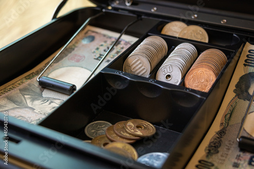 Canvastavla 手提げ金庫の中の現金