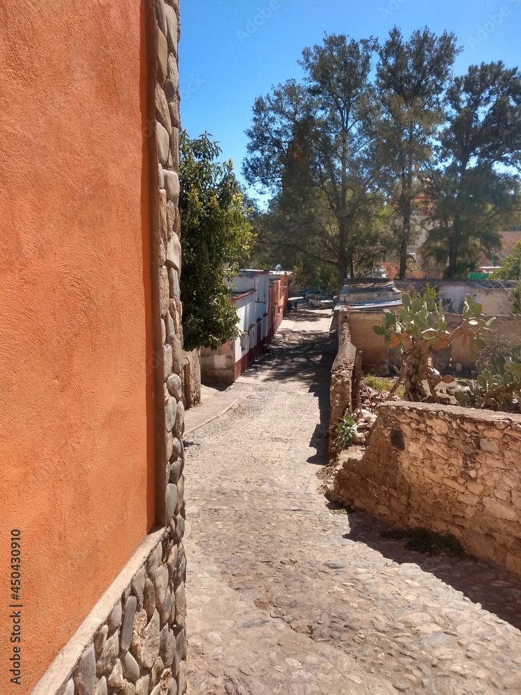 calle antigua de piedra pintoresca