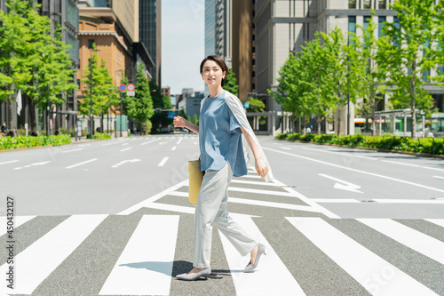 Wallpaper Mural 横断歩道を渡る女性 Torontodigital.ca