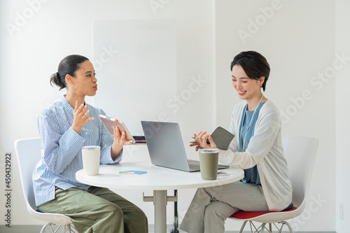 オフィスでミーティングをする2人の女性