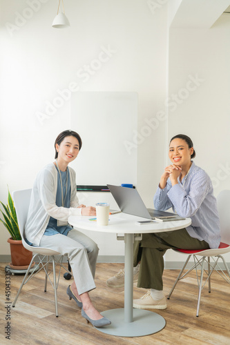 オフィスでミーティングをする2人の女性
