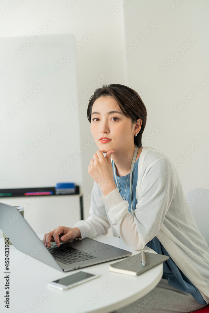 オフィスで働く女性