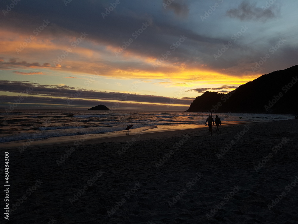 Obraz premium Perfect and colorful sunset at brazilian beach