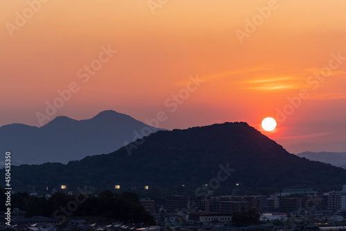 奈良の畝傍山に沈む夕陽とオレンジ色の空