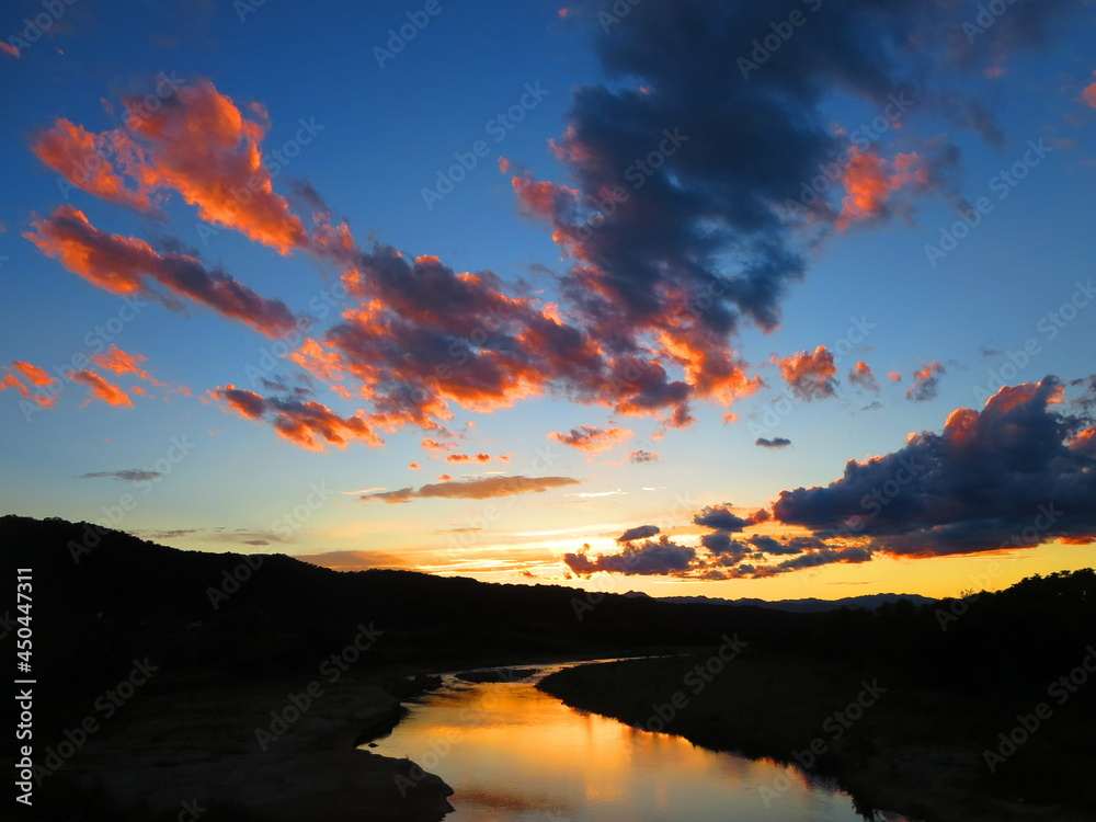 Obraz premium 夕暮れの多摩川