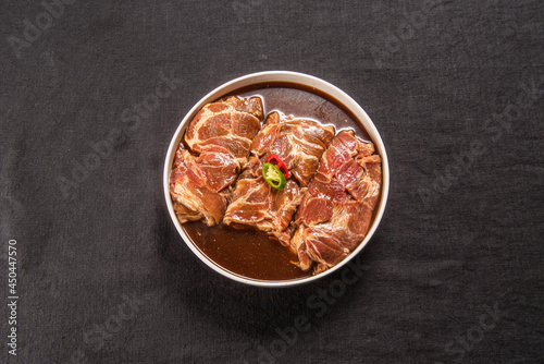 신선한 재료와 간장 양념에 재워서 만든 한국식 돼지 갈비