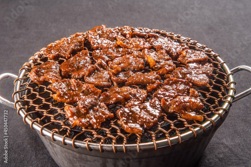신선한 재료와 간장 양념에 재워서 만든 한국식 돼지 갈비
