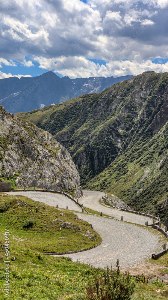 Fototapeta premium Der alte Tremola-Pass aus der Luft betrachtet, Schweiz (August 2021) 