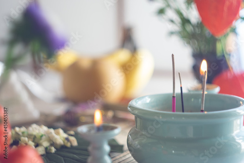 ご先祖様を迎えるために飾られた盆棚のクローズアップ