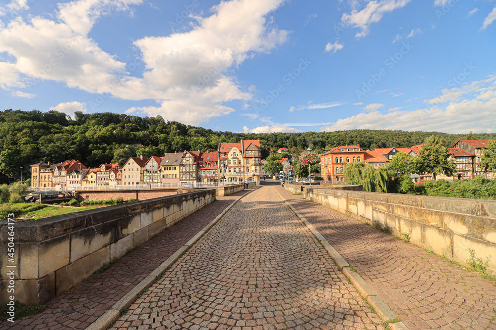 Obraz premium Hann. Münden; Auf der Alten Werrabrücke, Blick zum Blumeviertel