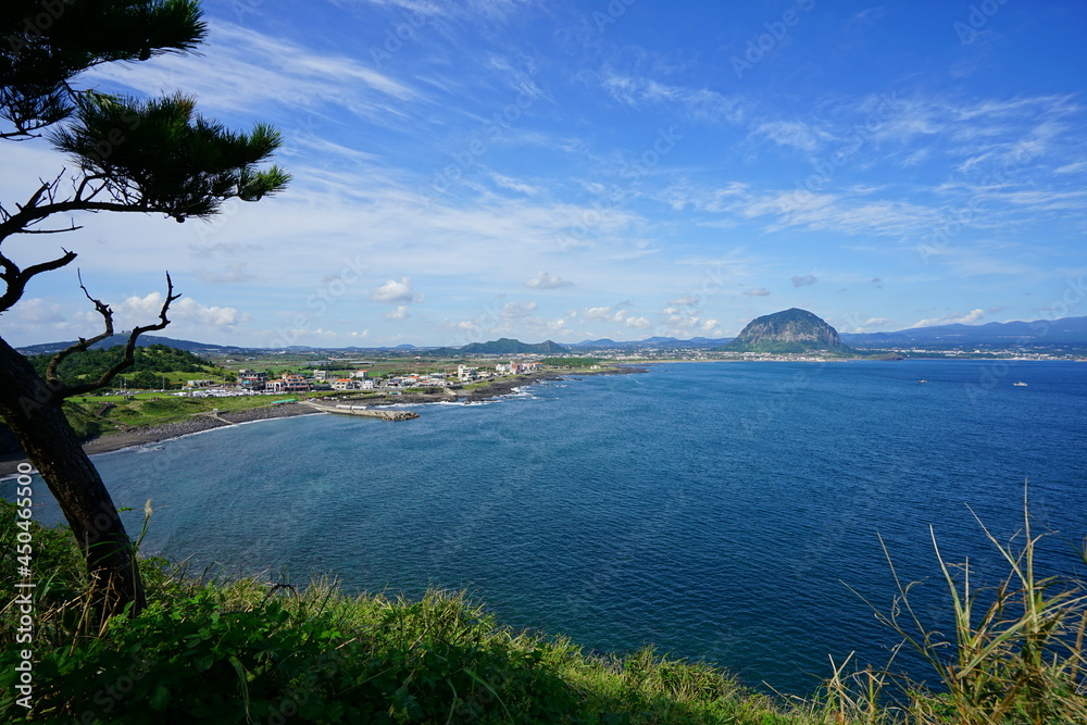 Obraz premium a fine seaside landscape against charming clouds