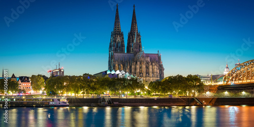 Abend in Köln mit Kölner Dom