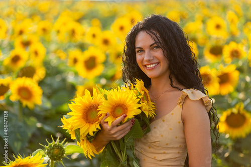 Εκτύπωση καμβά Portrait of a beautiful smiling dark-haired woman