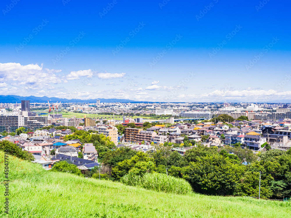青空が広がる郊外の住宅地　東京