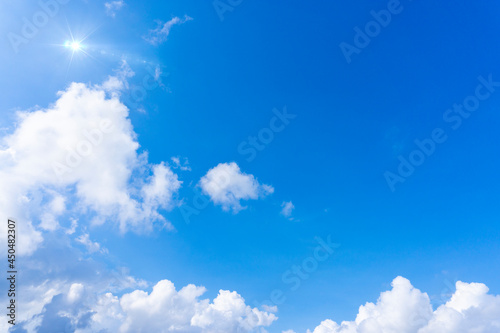 太陽の日差しと爽やかな青空と雲の背景素材_b_06