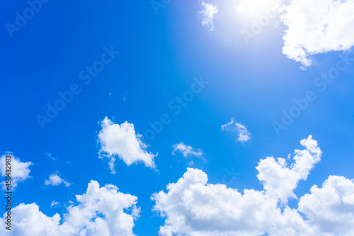 太陽の日差しと爽やかな青空と雲の背景素材_b_20