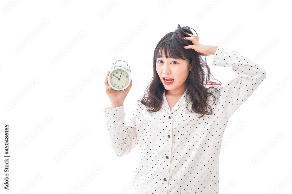 寝坊をする若い女性