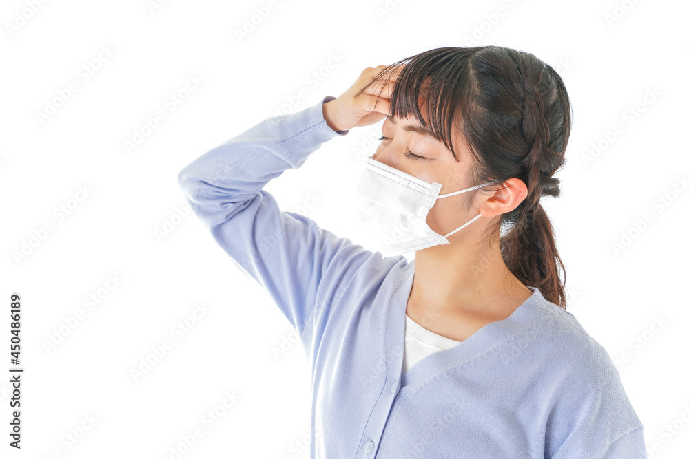 風邪をひいた若い女性 風邪をひいた若い女性