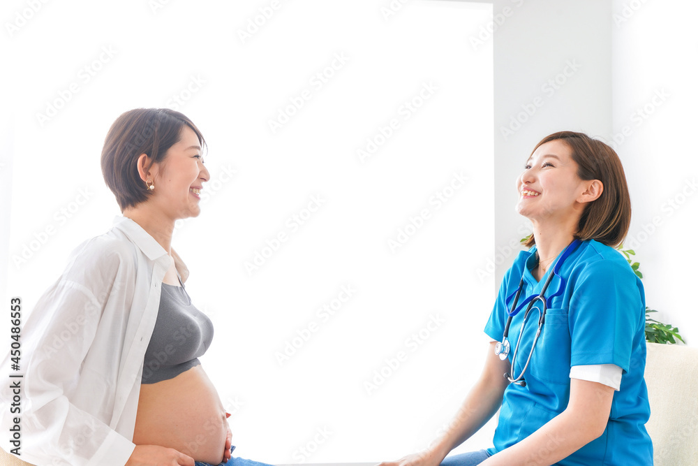 病院で診察を受ける妊婦 病院で診察を受ける妊婦