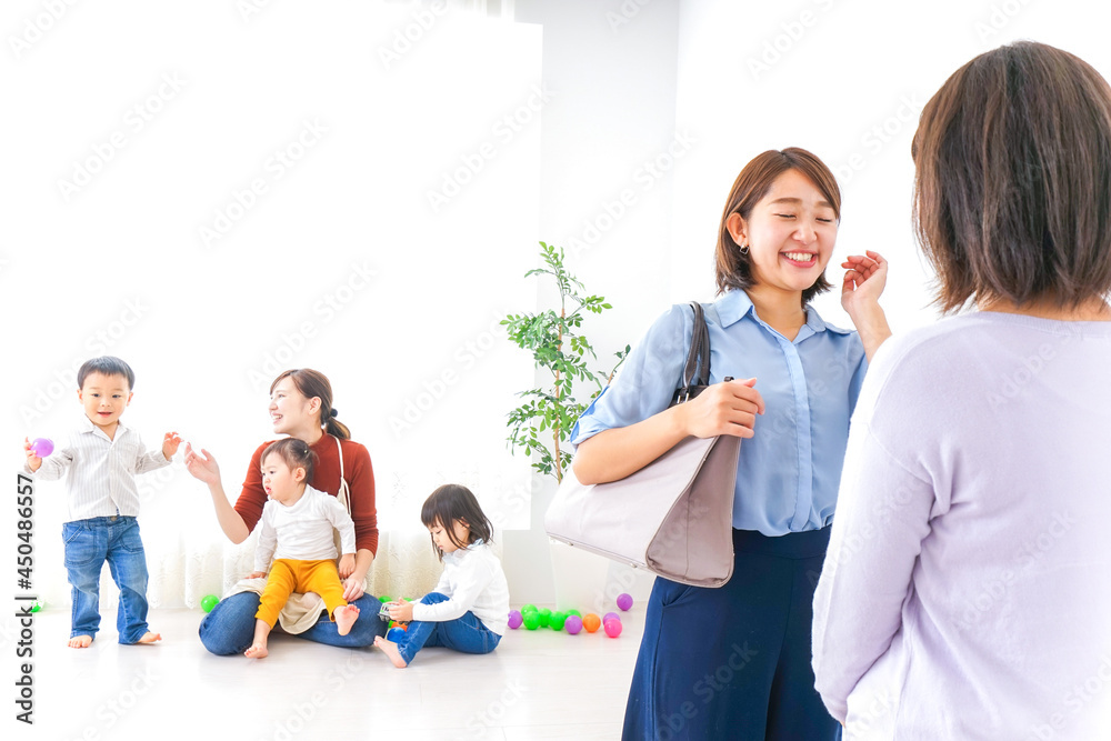 幼稚園の送り迎えをするビジネスウーマン