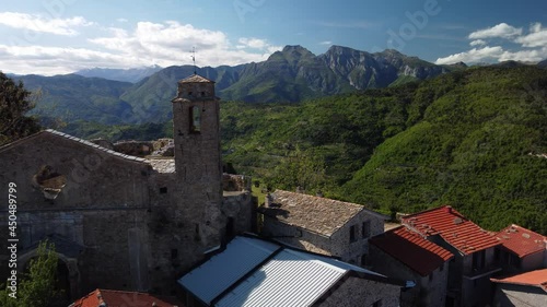 Castello abbandonato sopra la Montagna, Ripresa Con Drone in 4K. (Bajardo)