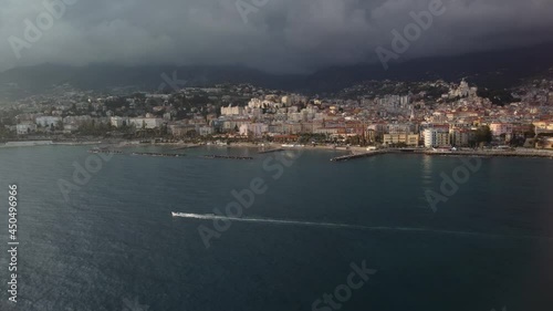 Ripresa di Gommone mentre va che costeggia la Costa con il Drone in 4K 