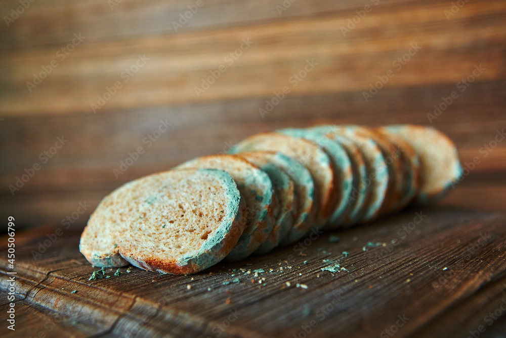 Φωτογραφία Moldy spoiled bread on a wooden background