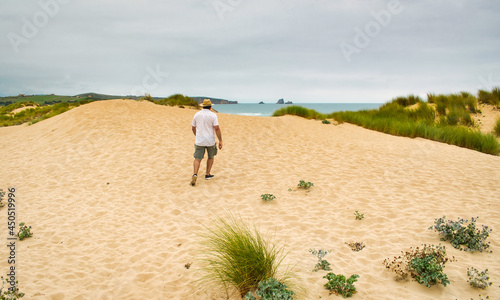 Hombre caminando por las dunas de arena de Liencres, en la costa de Cantabria, España
