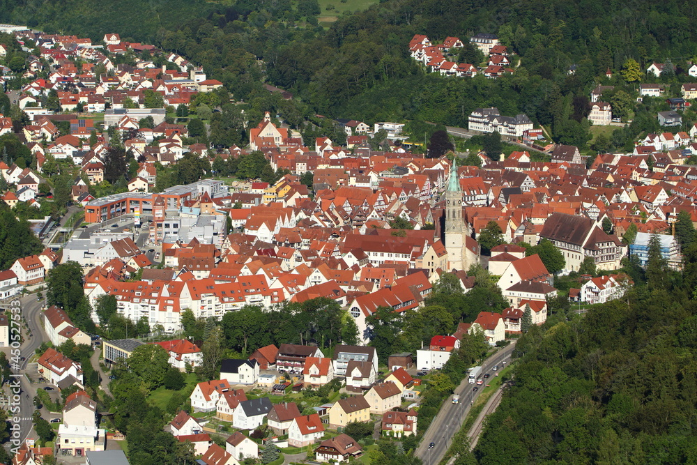 Blick auf Bad Urach im Ermstal an der Schwäbischen Alb, Baden-Württemberg, Deutschland