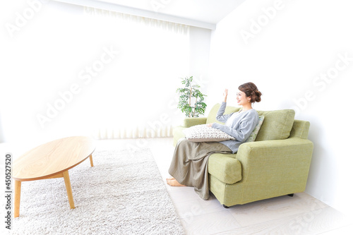 家でリラックスする一人暮らしの女性