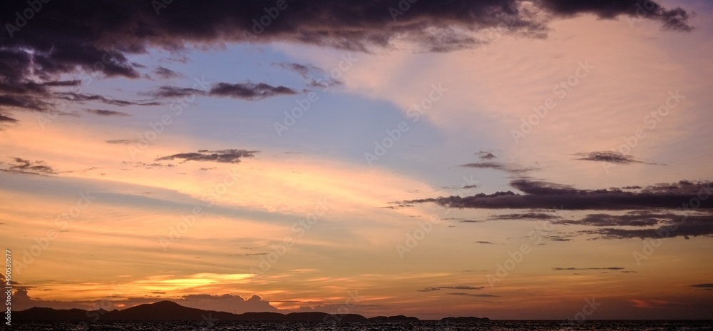 Fototapeta premium beautiful pastel sunrise and cloudy sky background