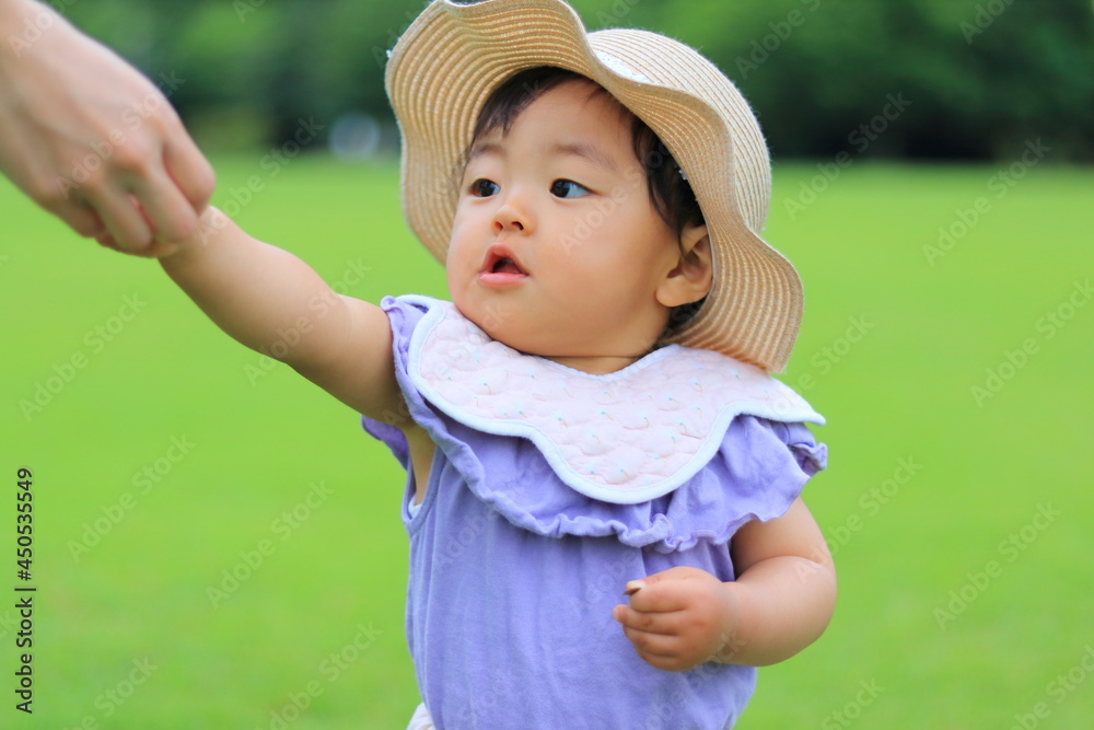 芝生で遊ぶ子供 芝生で遊ぶ子供
