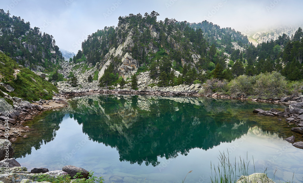 Simetrías en un lago del Valle de Gerber (Valle de Arán, Cataluña)