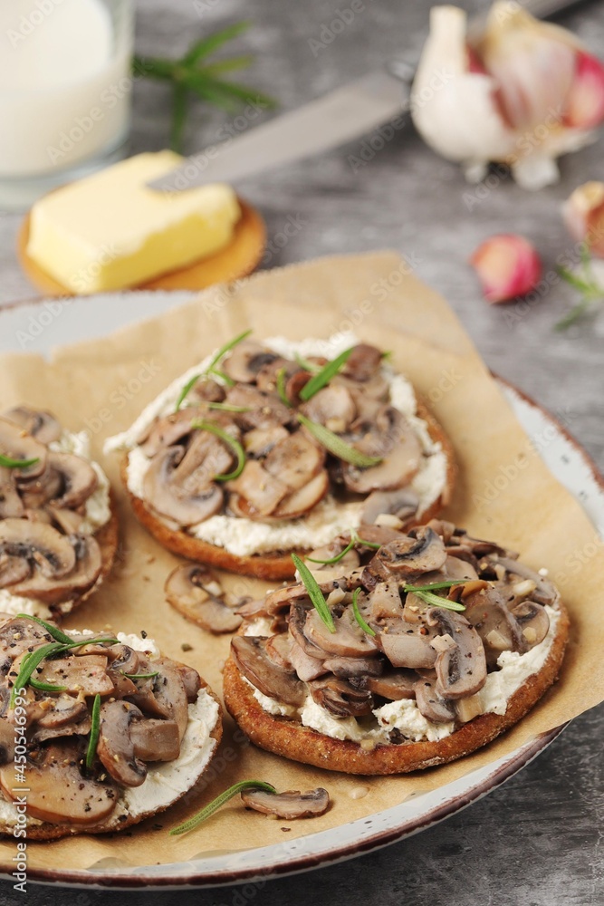 Open sandwiches with grilled mushrooms Open sandwiches with grilled mushrooms