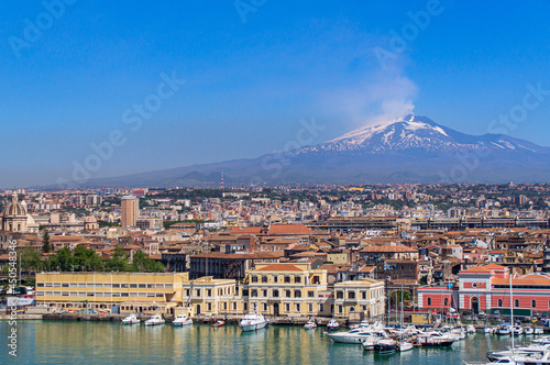 Blick vom Hafen auf Catania mit Ätna im Hintergrund - Sizilien photo