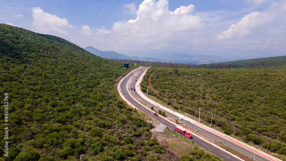 Vista aérea del Parque Nacional El Cimatario en Querétaro, México. Ciudad queretana vista desde el cerro del Cimatario.