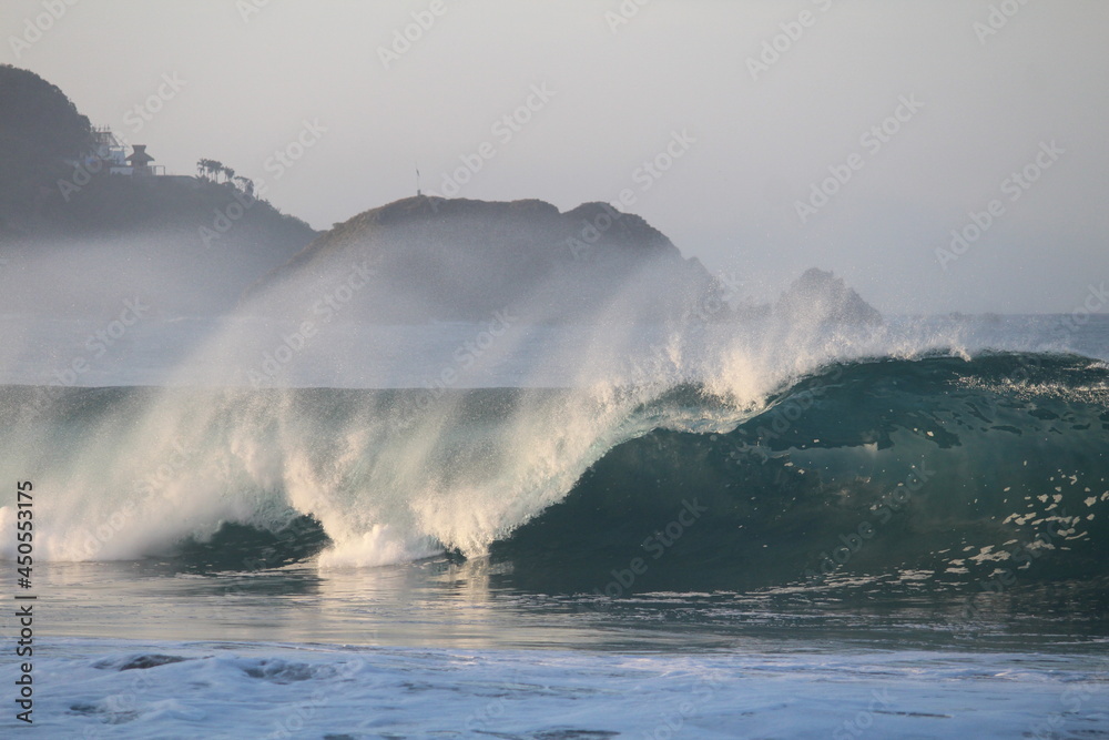Una ola rompiendo en una playa mexicana al amanecer.