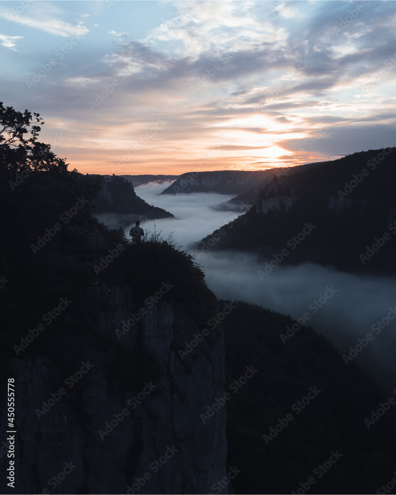 Fototapeta premium Ausblick auf ein Tal im Nebel