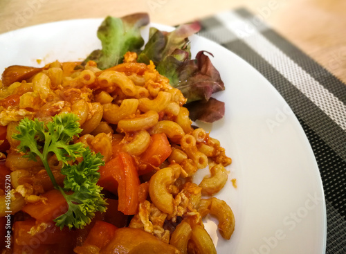 Obraz na płótnie Macaroni pasta with tomato sauce w salonie