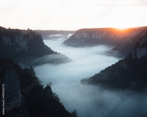 Sonnenaufgang in einem Tal aus Nebel