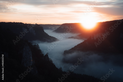Sonnenaufgang in einem Tal aus Nebel
