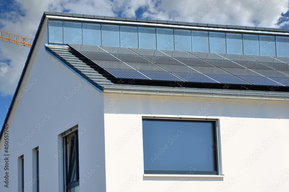 Fototapeta premium Neue Solaranlage auf einem neu errichteten moderen Wohnhaus