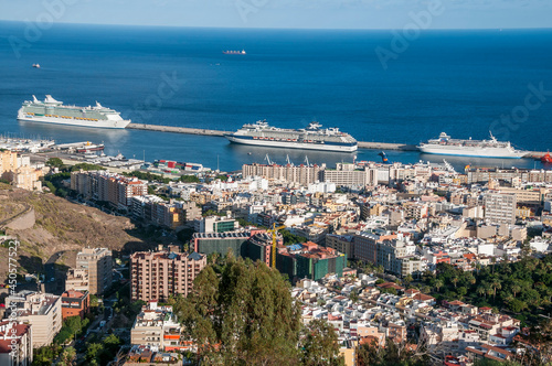 Vista panorámica de la ciudad y puerto comercial de Santa Cruz de Tenerife, Canarias