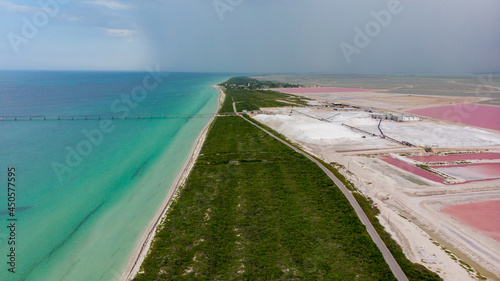 luftaufnahme von meer und salzsee photo