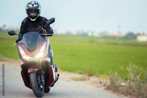 Moto roja en la carretera 125cc photo
